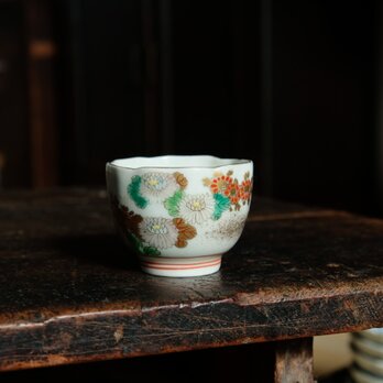 【特価】小ぶりで可愛い◇金彩も素敵。伊万里　花文色絵金彩小ぶり猪口　酒器　器　骨董・antiques 明治期の画像