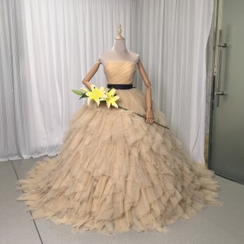 カラードレス ベージュ ベアトップ サッシュベルト 柔らかく重ねたチュールスカート 編み上げ 結婚式の画像