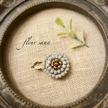 petit flower  プチフラワーのブローチ  ビーズ・メタルチャーム  light grayの画像
