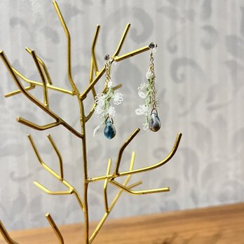 かすみ草のタティングレースピアス⁑スカイブルーの画像