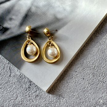 P568-ヴィンテージピアス U.S.A. 1980s Matte gold tone with dangling pearlsの画像