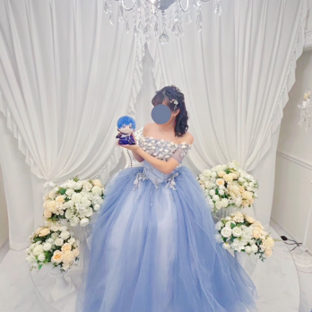 実例写真！カラードレス ブルー 花モチーフ オフショルダー ロング ソフトチュール 編み上げ 前撮りの画像