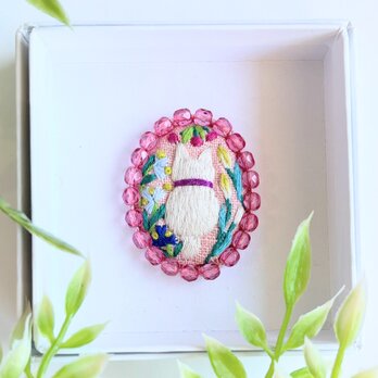 ビーズで飾ったこねこと草花のミニ刺繍ブローチ【botanical】#337の画像