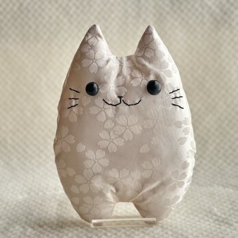 白の桜柄の猫のぬいぐるみ「ふにゃ〜た」の画像
