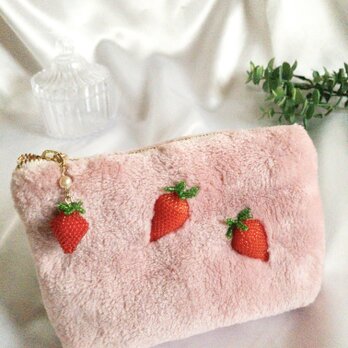 いちごのもふもふ立体ビーズ刺繍ポーチの画像