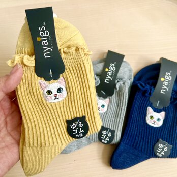 毛並みまで感じるリアル猫さん刺繍の靴下 ⭐︎オッドアイ白猫⭐︎3足アソートの画像