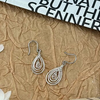 揺れる水引　手編みワイヤーシルバー色ピアス/イヤリング　〈パーツ変更可能〉の画像