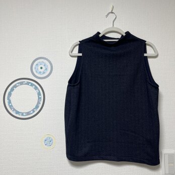 大人の日常服　ボトルネックベスト　ウールニット　ネイビー　ヘリンボーンの画像