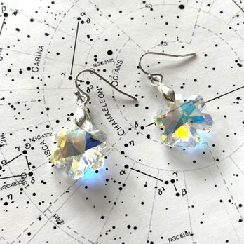 ピアス　雪の結晶のカットガラスビーズ　白　ホワイト　シルバー　冬　透明　クリスマス　イヤリング交換可能の画像