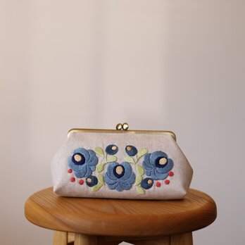 ナチュラルリネン　青い花刺繍　ポーチLの画像