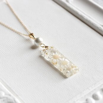 レジンアート　長方形のプレートとコットンパールのペンダント〈白い花のプレリュード〉の画像