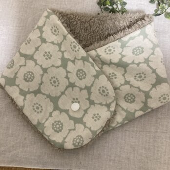 ︎ハンドメイド︎ふわふわネックウォーマーマフォンピスタチオグリーンカメリアファの画像