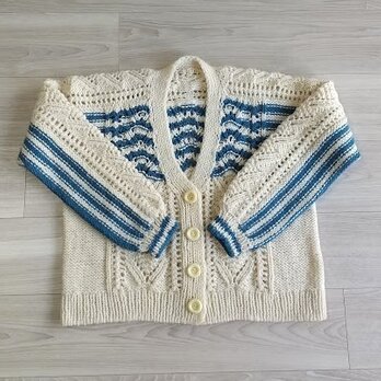＜手編み＞肩がまっすぐ　青ラインのカーディガンの画像