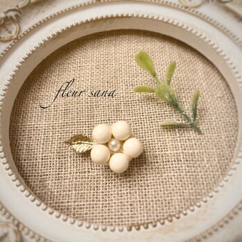 small flower motif  スモールフラワーとリーフのブローチ  milky whiteの画像