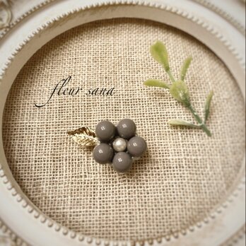 small flower motif  スモールフラワーとリーフのブローチ  dusty grayの画像