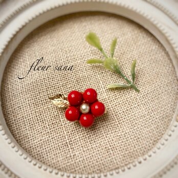 small flower motif  スモールフラワーとリーフのブローチ  poinsettia redの画像