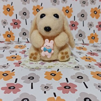 うさぎを抱いたクリーム色ダックスちゃん　　羊毛の画像