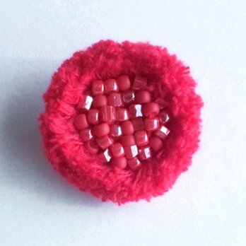 フサフサの中のつぶつぶ　赤いお花のビーズ刺繍ブローチの画像