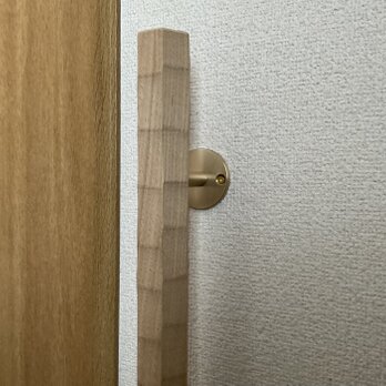 栗の木　六角形の手摺り　真鍮金具付き　ちょうなはつり仕上げ　長さ60cmの画像