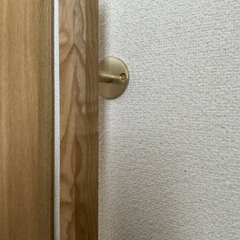 栗の木　手摺り　無垢材　真鍮金具付き　ウヅクリ仕上げ　長さ60cmの画像