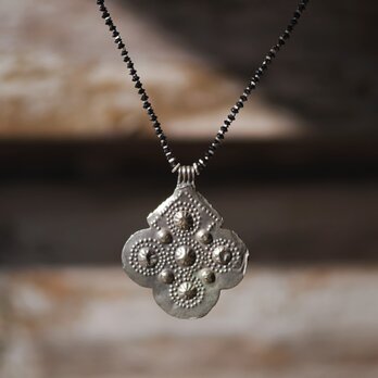 -old clover top- "brack&silver" pendantの画像