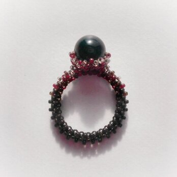 大粒ガーネットのレーシーガラスリング