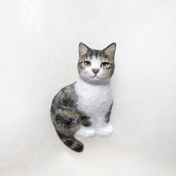 木彫り猫ブローチ〈キジ白〉R-1の画像