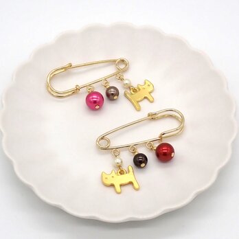 《２色から選べる》バレンタインパールとネコのチャームのブローチ