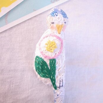 小鳥のブローチ　まる花刺繍　水色の画像