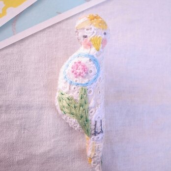 小鳥のブローチ　まる花刺繍　きいろの画像