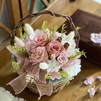 【母の日】ひらり舞う、桜のフラワーバスケット　の画像