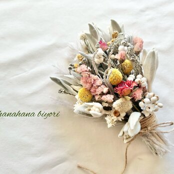 ラムズイヤーとミニ薔薇や小花のスワッグ･ブーケの画像