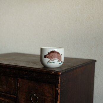 草むらを歩く猪（亥）◆九谷焼　色絵金彩猪口　昭和レトロ　干支　酒器　コレクション　古民家　古道具