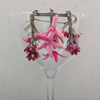 ブローチ 小花たちｶﾌﾞﾄﾋﾟﾝ（アカネ色）B154の画像