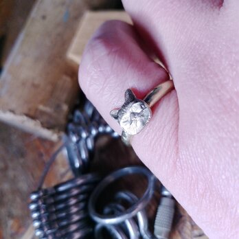 真鍮ブラス製ゴールドカラー・猫/ネコ指輪　1～22号サイズ調整OK　結婚、成人式にの画像