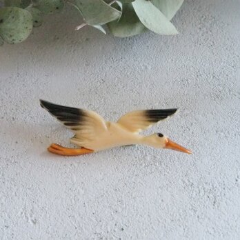 コウノトリのフレンチブローチ（オレンジ）の画像
