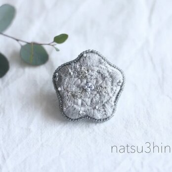 gray flower broachの画像