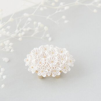 帯留め 「白桜」つまみ細工 白色 ゴールド 春の花 入学式 入園式 和装 結婚式 人気 着物小物 和小物 クリスマス 冬の画像