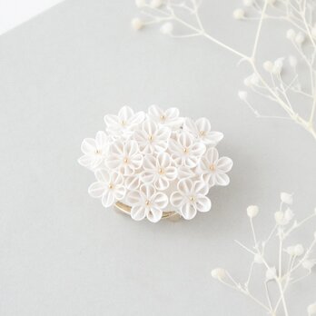 帯留め 「白桜」つまみ細工 白色 ゴールド 春の花 入学式 入園式 和装 結婚式 人気 着物小物 和小物 クリスマス 冬の画像