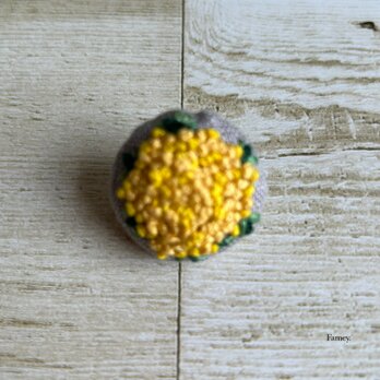 ころんとかわいい手刺繍ミモザブーケのブローチ　リネン　ミモザの画像