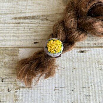 ころんとかわいい手刺繍ミモザブーケのヘアゴム　リネン　ミモザの画像