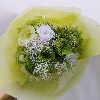 プリザーブドフラワー／薔薇と小花のふんわり枯れない花束ホワイトグリーン／記念日お祝いの画像