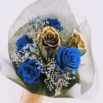 プリザーブドフラワー青とゴールドローズの6輪 枯れない花束（花束ラッピング）の画像