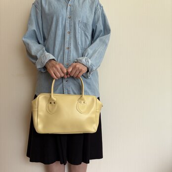 秋の空気を感じる。本革 ノベリストバッグ／マスタードイエロー｜本好きのためのアンティークデザイン