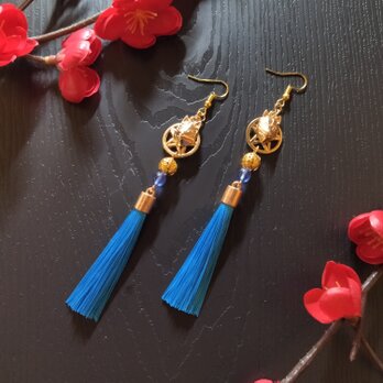 【和風】狐面とタッセルのピアス（イヤリング）（薄青）【チャイナ】【中華風】【着物】【袴】【浴衣】の画像