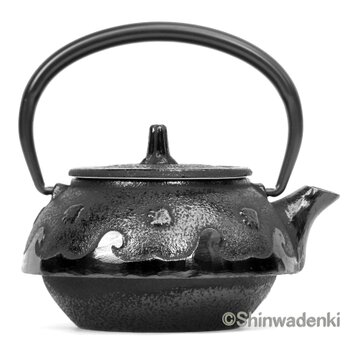 【お取り寄せ】南部鉄器 ティーポット 急須 波千鳥 0.3L 日本製 内面ホーロー加工の画像