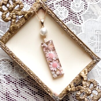 レジンアート　長方形のプレートとコットンパールのペンダント〈贈り物には花を〉の画像