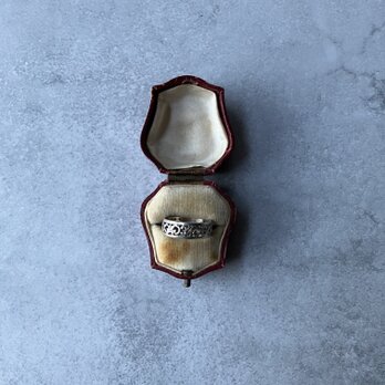 102 ヴィンテージ　 花模様のシルバーリング – 優美な時代の記憶の画像