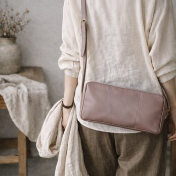 本革 ツールバッグ／ダスティモーヴブラウン くすみを含んだ中間色で、装いに静かに馴染むミニマルショルダーバッグ