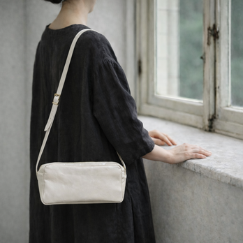 本革 ツールショルダーバッグ／パールアイボリー｜静かな艶と、軽やかな張りをもつニュアンスカラー